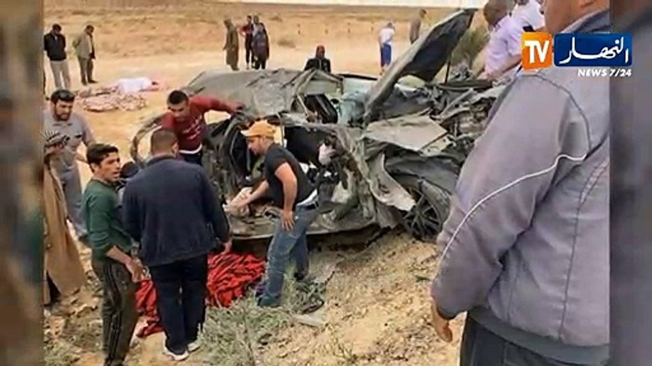 بسكرة: 4 قتلى من عائلة واحدة في حادث إصطدام سيارة بشاحنة بالطريق الوطني 03