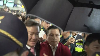 [영상] 광주 시민 물세례에 '우산 경호' 받는 황교안 대표 / YTN