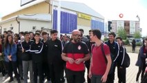 Lisede nefes kesen tatbikat...Metrelerce yüksekten inip, okulda mahsur kalan öğrenciyi kurtardılar