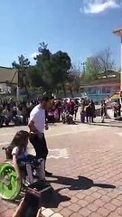 Öğretmeniyle dans eden engeli öğrenci sosyal medyada günün konusu oldu