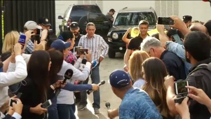 Leopoldo López reaparece a las puertas de la embajada española
