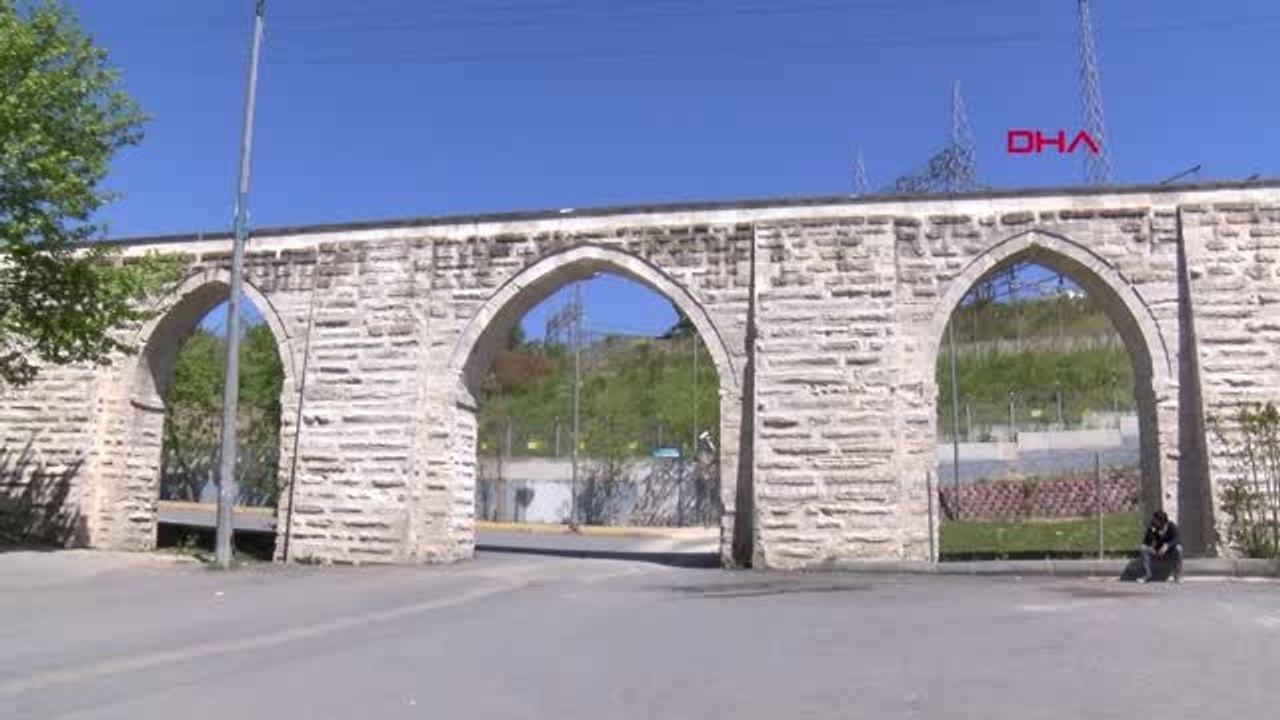 İstanbul- Restore Edilen 400 Yıllık Su Kemerine Yazı Yazıp, Dibinde Ateş Yaktılar