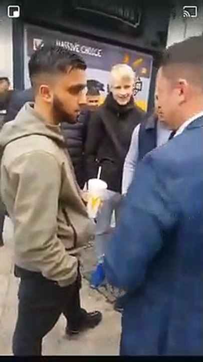 Aşırı sağcı İngiliz siyasetçiye milkshakeli protesto