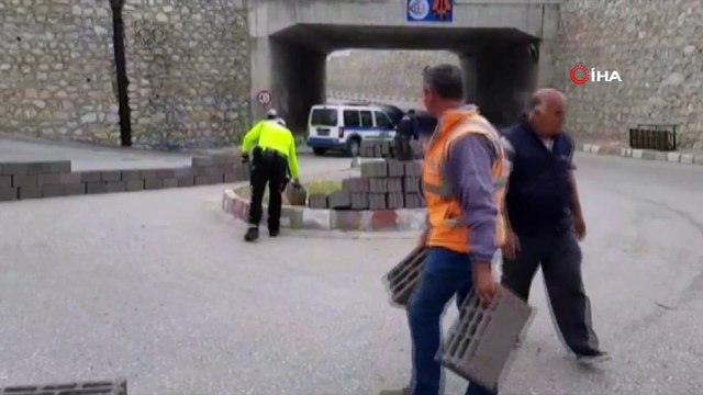 'Tapulu malım' diyerek yol kapatan vatandaş ikna edildi