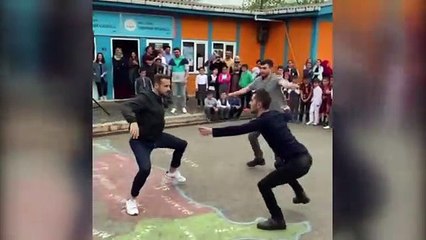 Oyuncu Ümit Erdim, Erik Dalı performansıyla takipçilerini kırdı geçirdi.