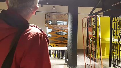 Du magasin de la Cité de la Chaussure, le visiteur aperçoit les ateliers de fabrication
