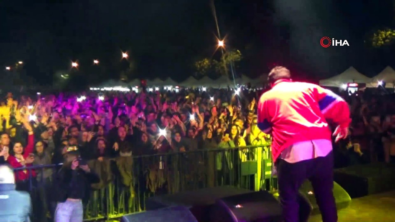 Eypio, konsere 1 buçuk saat geç kalınca hem yuhalandı hem de ıslıklandı