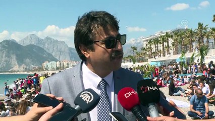 Konyaaltı Plajı'nda 30 bin kişi kitap okudu - ANTALYA