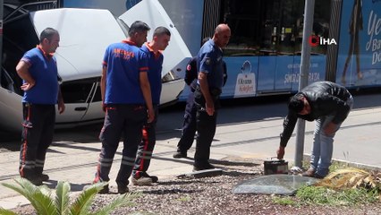 Hurdaya dönen otomobilden sağ çıktı, aracının sağa sola savrulan parçalarını topladı