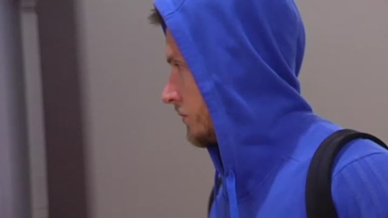 Caras largas en el regreso del Valencia a casa