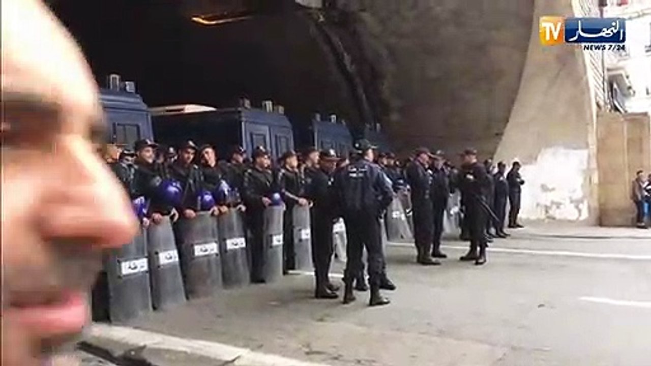 شاهد..غلق النفق الجامعي "غار الحراك" من طرف قوا...