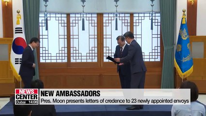 Pres. Moon gives letters of credence to 23 new ambassadors