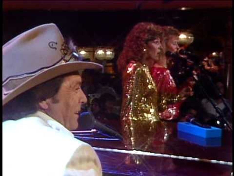 Mickey Gilley - Don't The Girls All Get Prettier At Closing Time