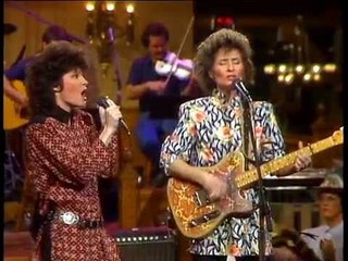 Sweethearts of Rodeo - Chains Of Gold