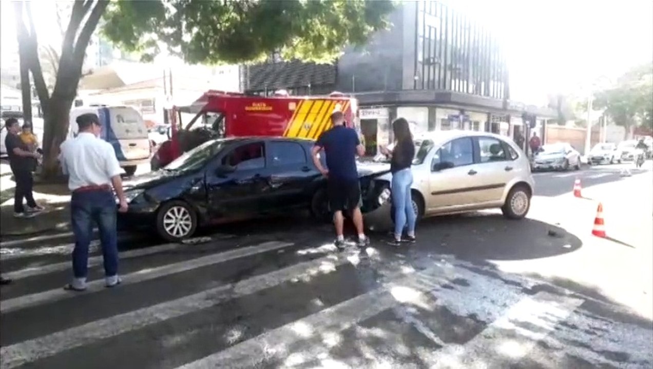Focus e Citroën C3 se envolvem em colisão