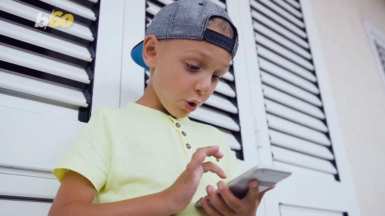 This Is the Age When Kids Are Ready for a Cellphone, According to Moms