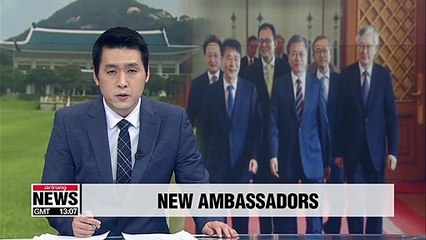 Pres. Moon gives letters of credence to 23 new ambassadors