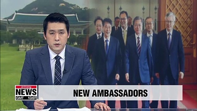 Pres. Moon gives letters of credence to 23 new ambassadors