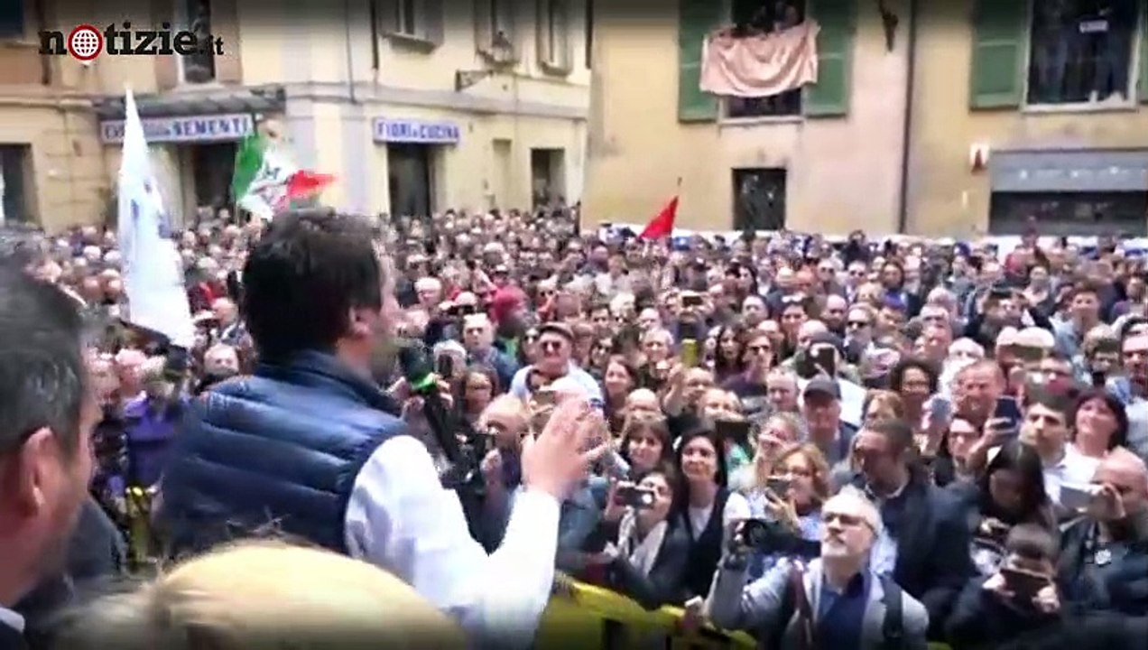 Matteo Salvini "Vado a piedi da Reggio a Milano solo se Fazio si dimezza lo stipendio" | Notizie.it