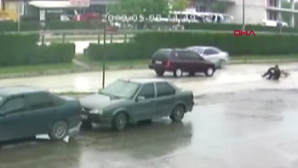 Düzce Aniden Yola Çıkınca Otomobil Çarptı