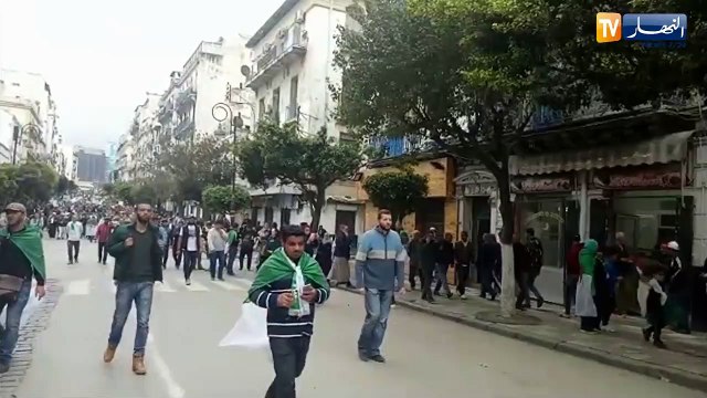 متظاهرون في مسيرة الجمعة الحادية عشر بشعار اتق الله في بلدك ولا تخنه