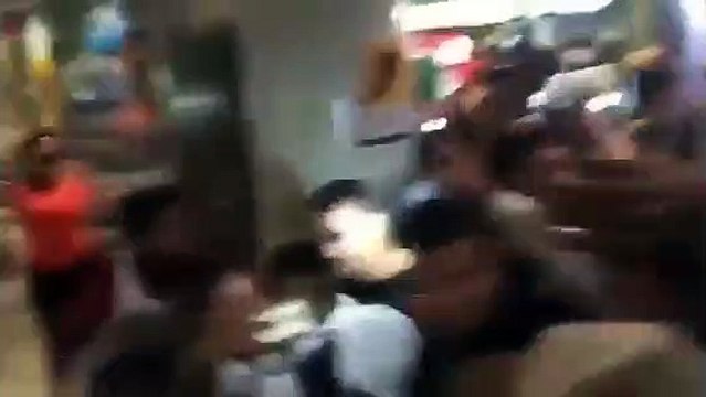 Yago Pikachu tenta agredir torcedor no desembarque do Vasco em Manaus