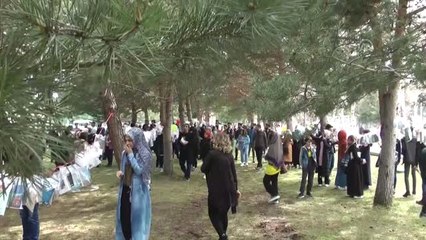 Kampüsteki Ağaçlar Kitap Açtı"