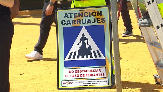 La Feria de Sevilla estrena señales de tráfico con una flamenca