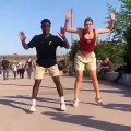Cette touriste danse mieux que beaucoup de femmes africaines. Surprenant !