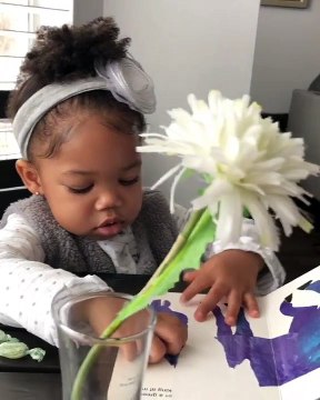 Cette mignonne petite fille parle très bien l'anglais. Regardez !