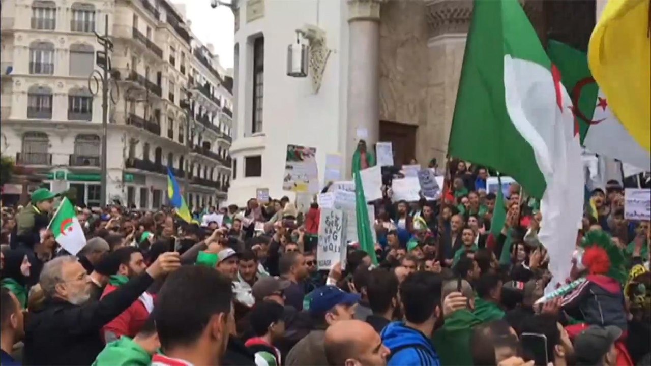 في جمعته الـ11.. الحراك الشعبي بالجزائر يواصل التمسك بمطالبه