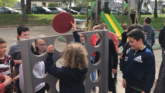 Les enfants de l’école Jules-Verne testent le Puissance 4 géant