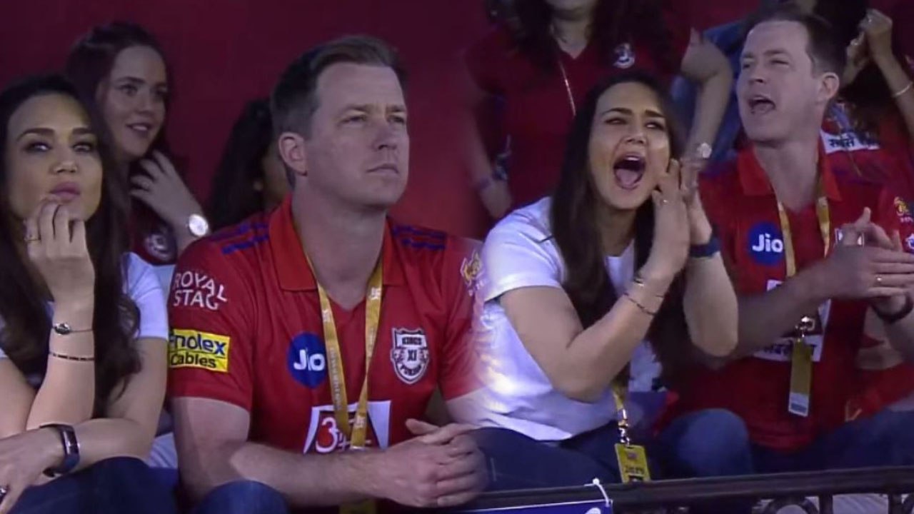 IPL 2019 KKR vs KXIP: Preity Zinta and husband Gene Goodenough seen together in Mohali | वनइंडिया