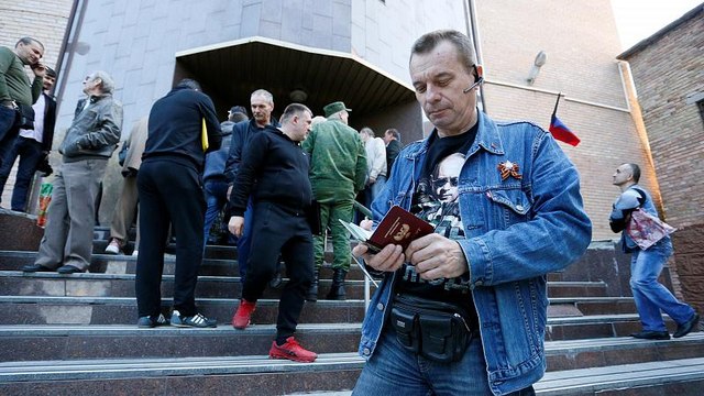 Очередь за паспортом: в ДНР и ЛНР начался приём заявок на гражданство РФ
