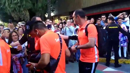 Sevilla-Leganés: Salida del Sevilla del hotel de concentración