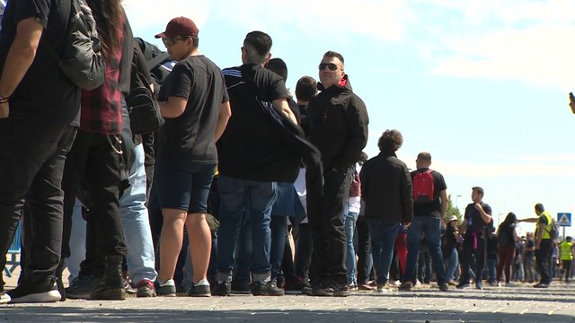 Largas colas de espectadores para asistir al concierto de Metallica en Madrid