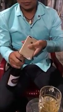 Il décapsule des bières avec son smartphone... Enfin, presque