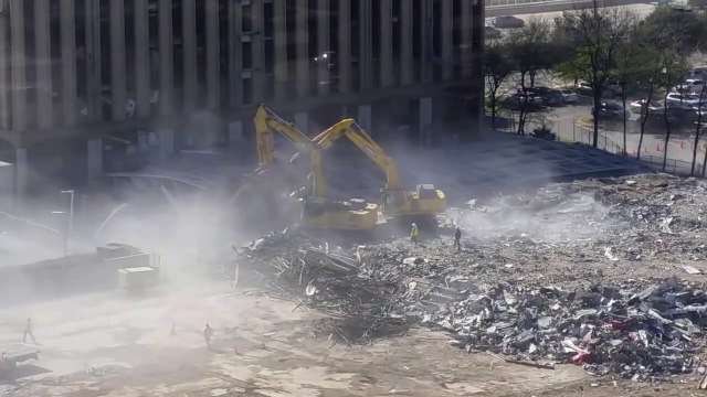 La démolition de ce batiment tourne mal... Le chauffeur de la pelleteuse est un miraculé