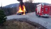 Ces pompiers vont faire la boulette de leur vie en éteignant une voiture en feu