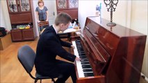 Cet ado sans main joue du piano à la perfection