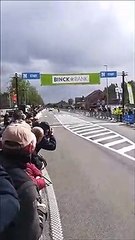 Ce cycliste se permet de faire une sieste avant de franchir la ligne d'arrivée... en tête !