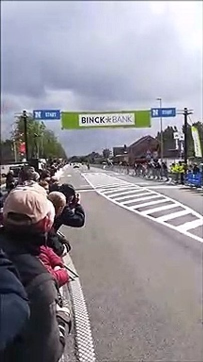 Ce cycliste se permet de faire une sieste avant de franchir la ligne d'arrivée... en tête !