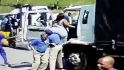 Ils utilisent un trans-palette pour installer une femme obèse dans un camion