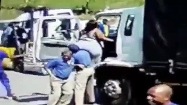 Ils utilisent un trans-palette pour installer une femme obèse dans un camion