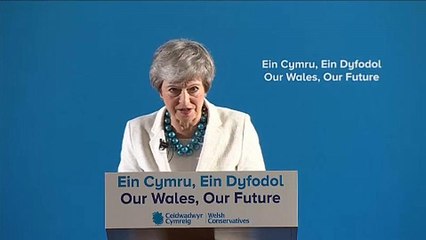 Скачать видео: Theresa May und Jeremy Corbyn äußern sich nach Wahlschlappe