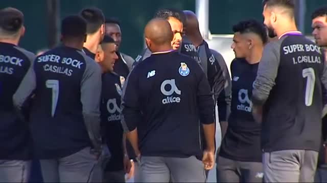 La plantilla del Oporto llega al hospital con la camiseta de Casillas