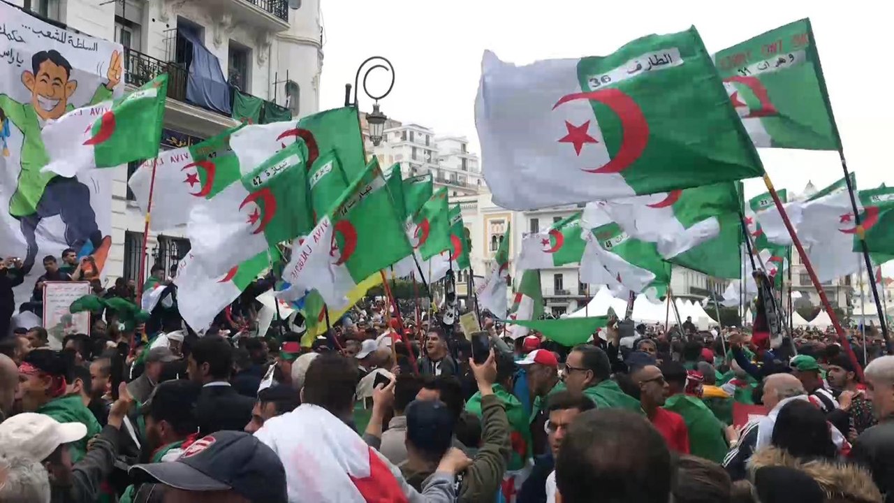 الحراك الجزائري يجدد مطلبه بتغيير جذري للنظام السياسي
