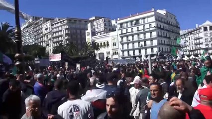 بالجمعة 11 لهم.. الحراك الشعبي بالجزائر يتمسك بمطالبه