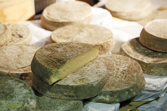 Découvrez l'Auvergne: Dégustation de produits du terroir au marché de Moulins
