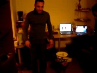 Alex Skander C. donne un cours de Tecktonik